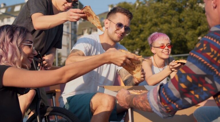 Pizza Sizes and How Many People Each Size Feeds? - Small, Medium, Large ...
